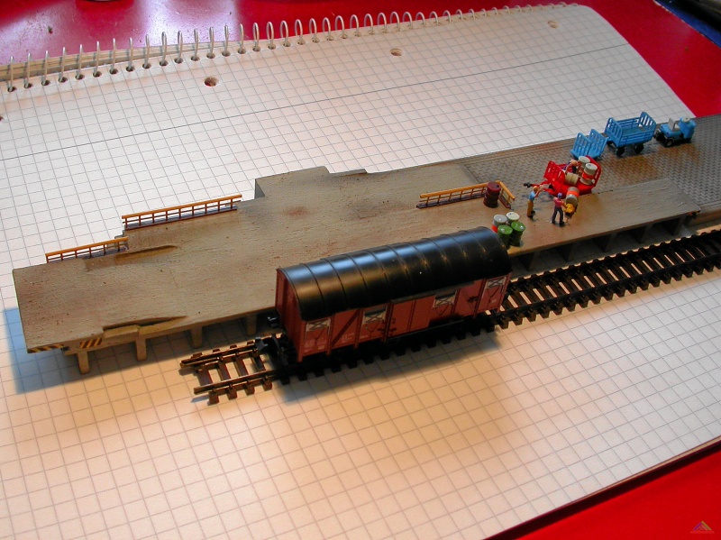 031 Stueckgut Szene 1.JPG - Stückgut Szene: Fässer werden verladen